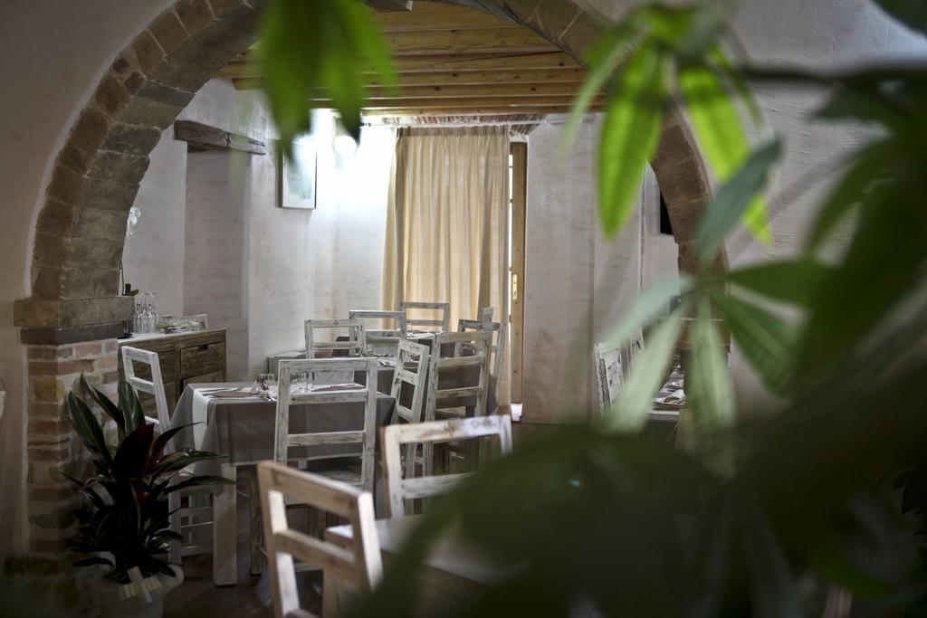 Abas Ristorante Pizzeria Affittacamere Ales Екстер'єр фото